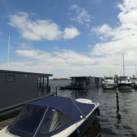 Houseboat Дом отдыха *