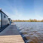 Semesterbostad Houseboat *